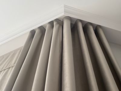 Vorhänge für ein Erkerfenster - wie hängt man Vorhänge auf?