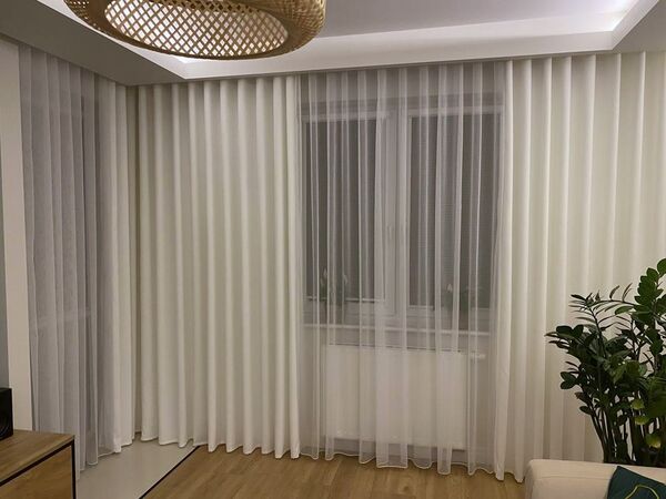 Weiße Vorhänge und leichte, weiße Gardinen