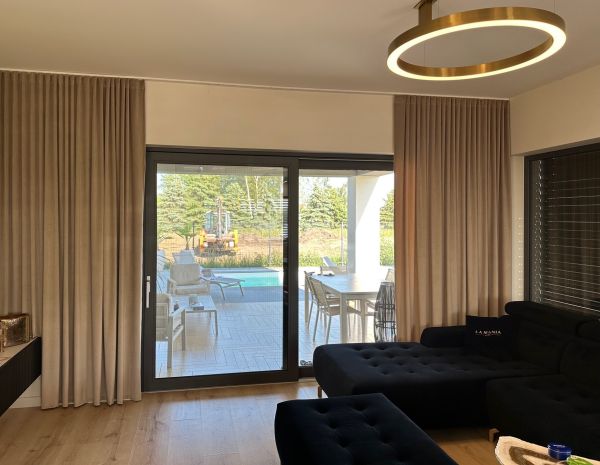 Wohnzimmer mit eleganten Vorhängen