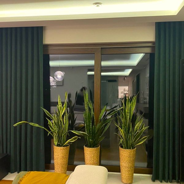 Eleganter, matter Vorhang für das Wohnzimmer, einfarbig, flaschengrün
