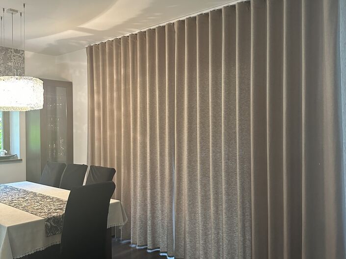Gemütliches, elegantes Interieur mit zugezogenen Vorhängen