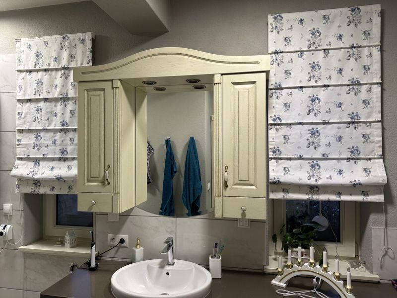 Inspiration für das Badezimmer - Raffrollo mit Blumenmotiv 2