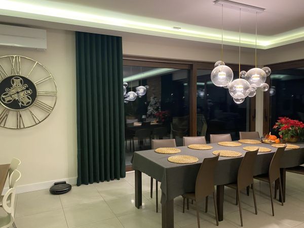 Wohnzimmer, flaschengrüne Vorhänge