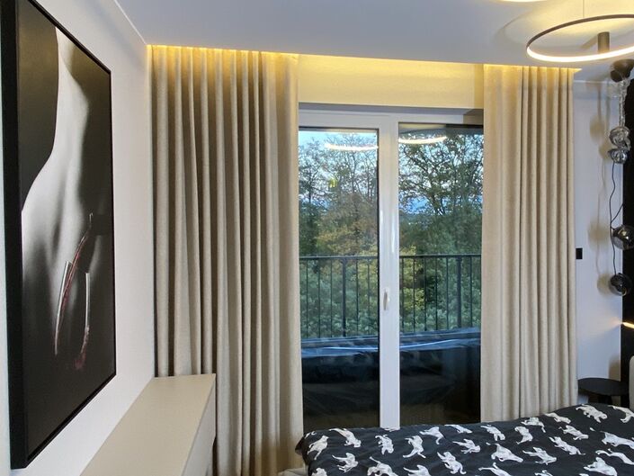 Elegantes, modernes Schlafzimmer in neutralen Beigetönen