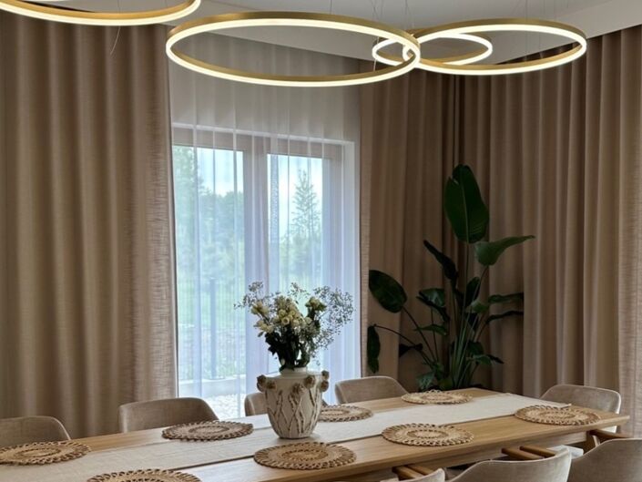 Wohnzimmer im modernen Stil mit beigen Vorhängen