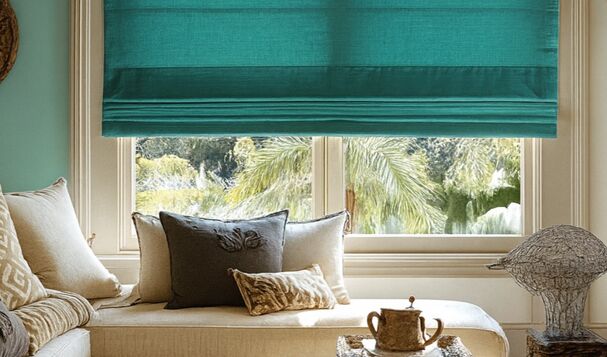 Raffrollos in der Farbe Transformative Teal in einem modernen Wohnraum