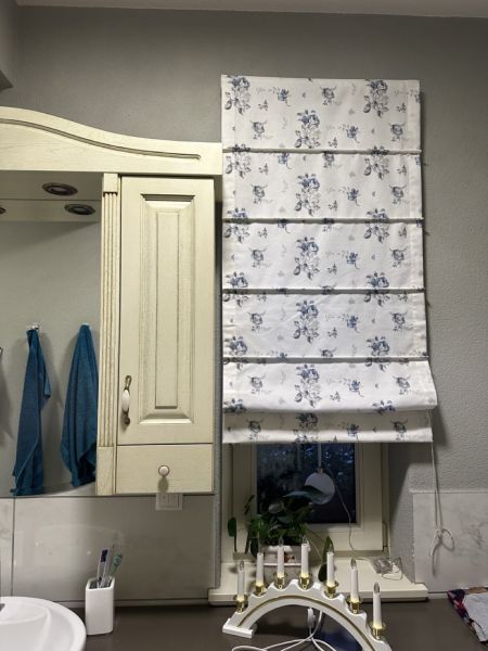 Inspiration für das Badezimmer - Raffrollo mit Blumenmotiv 1