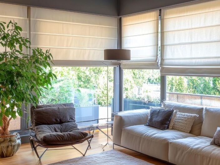 Modernes Wohnzimmer mit Raffrollos in neutralen Farbtönen