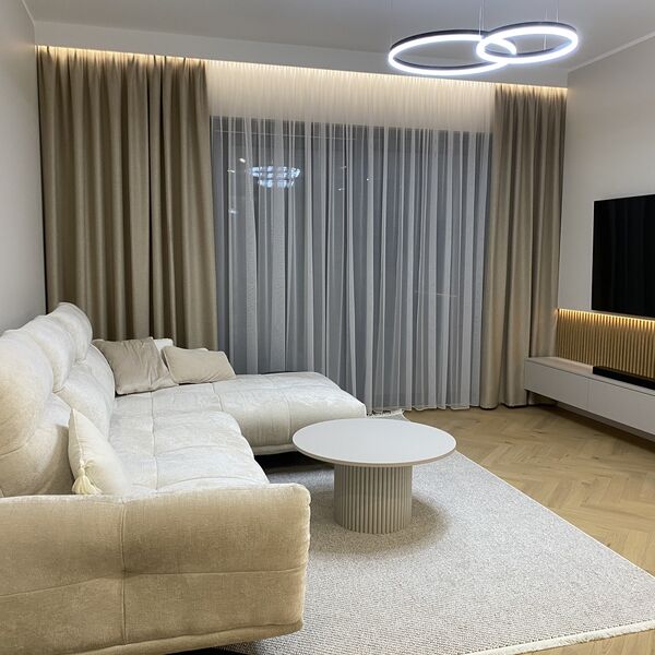 Modernes Wohnzimmer in Beigetönen