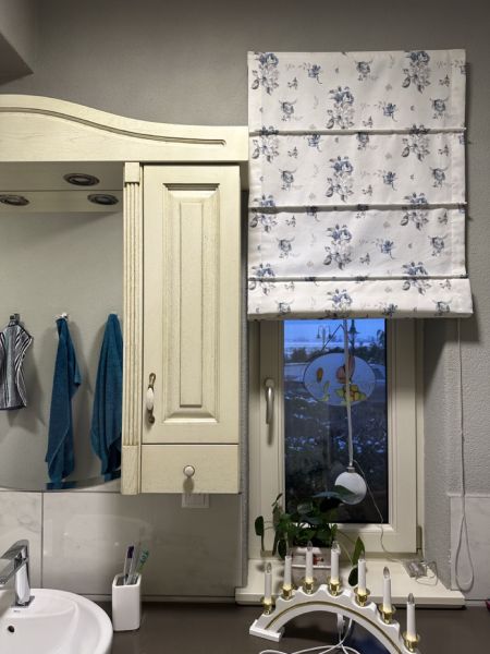 Inspiration für das Badezimmer - Raffrollo mit Blumenmotiv