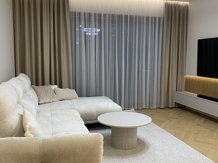 Modernes Wohnzimmer in Beigetönen
